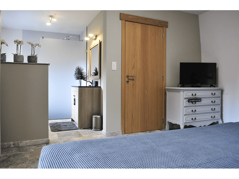 Ardennen4all_Chalet_Jolie_master_bedroom_open_badkamer.png